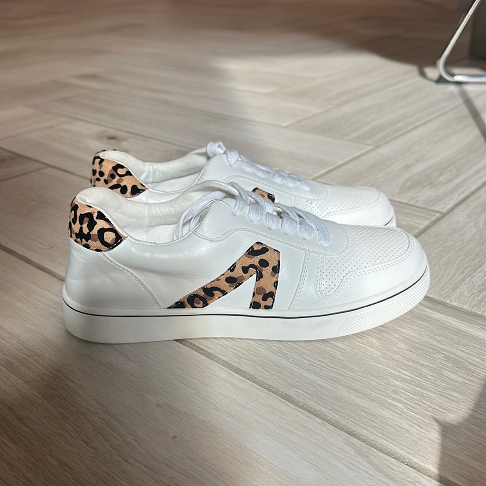 Mia Alta F Leopard Sneaker NWT ( Veja Inspo)